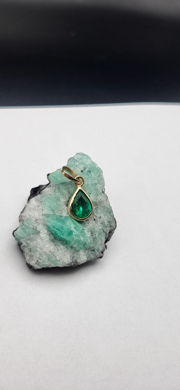 Pendentif or 18k Emeraude Colombienne 1 carat +