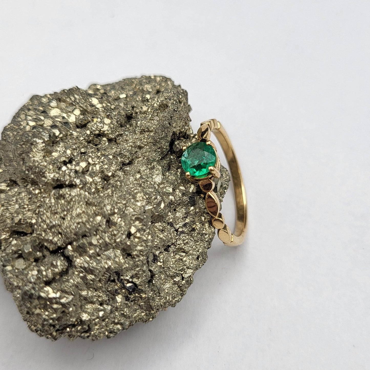 Bague en or 18k montée d'une émeraude colombienne