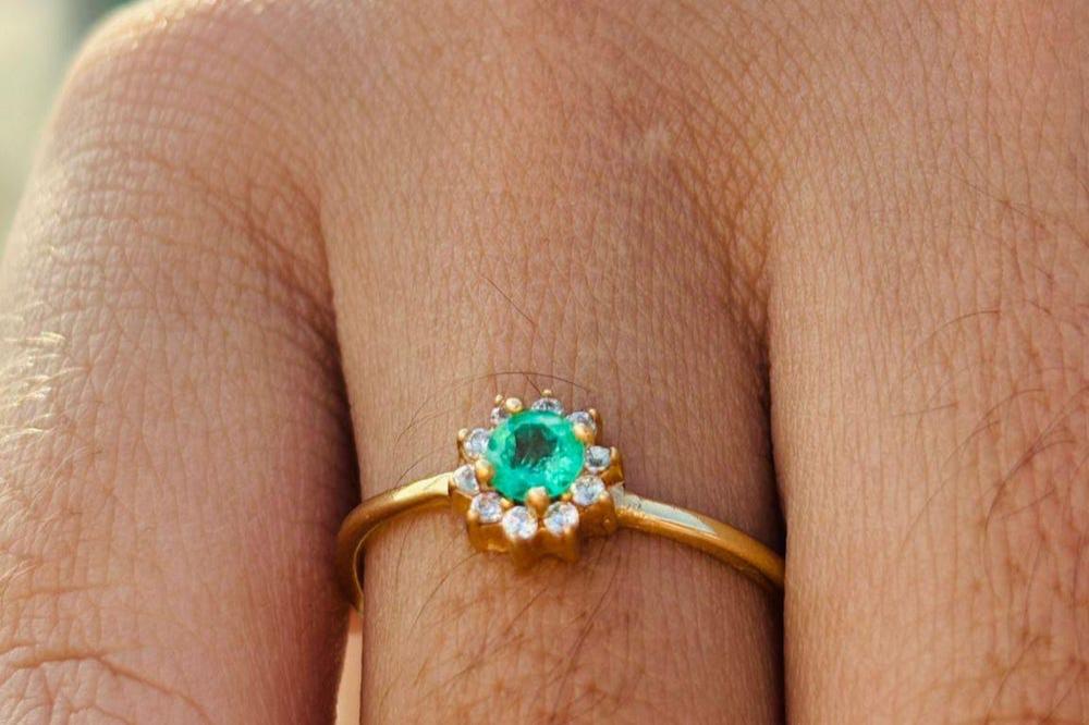 Bague Marguerite en or 18k et émeraude colombienne