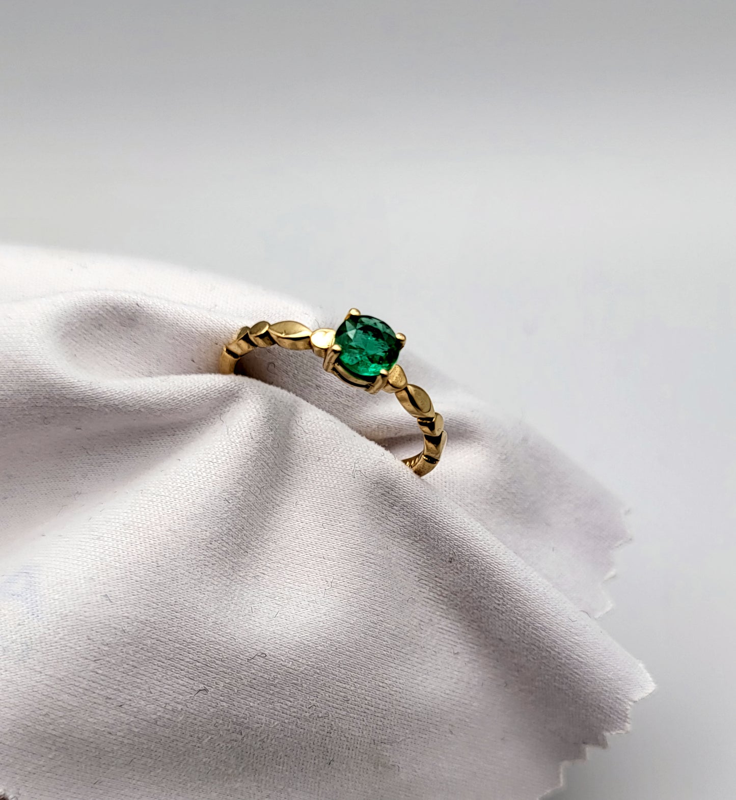 Bague en or 18k montée d'une émeraude colombienne