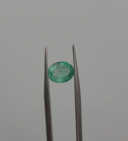 Emeraude colombienne ovale 1.43 carat