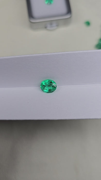 Emeraude colombienne ovale 1.52 carat