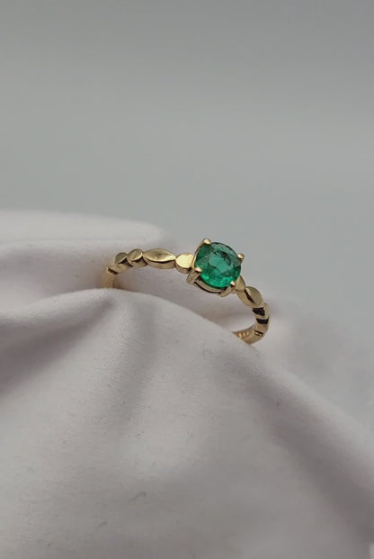 Bague en or 18k montée d'une émeraude colombienne