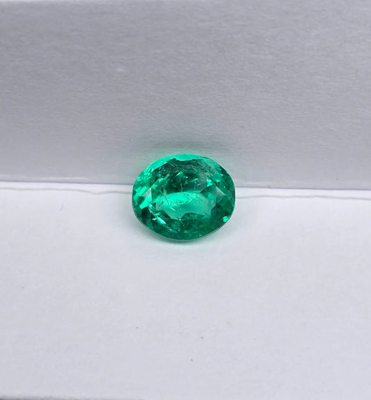 Emeraude colombienne ovale 1.52 carat
