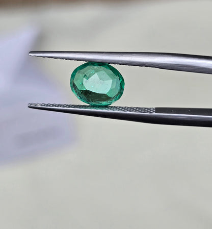 Emeraude colombienne ovale 1.52 carat