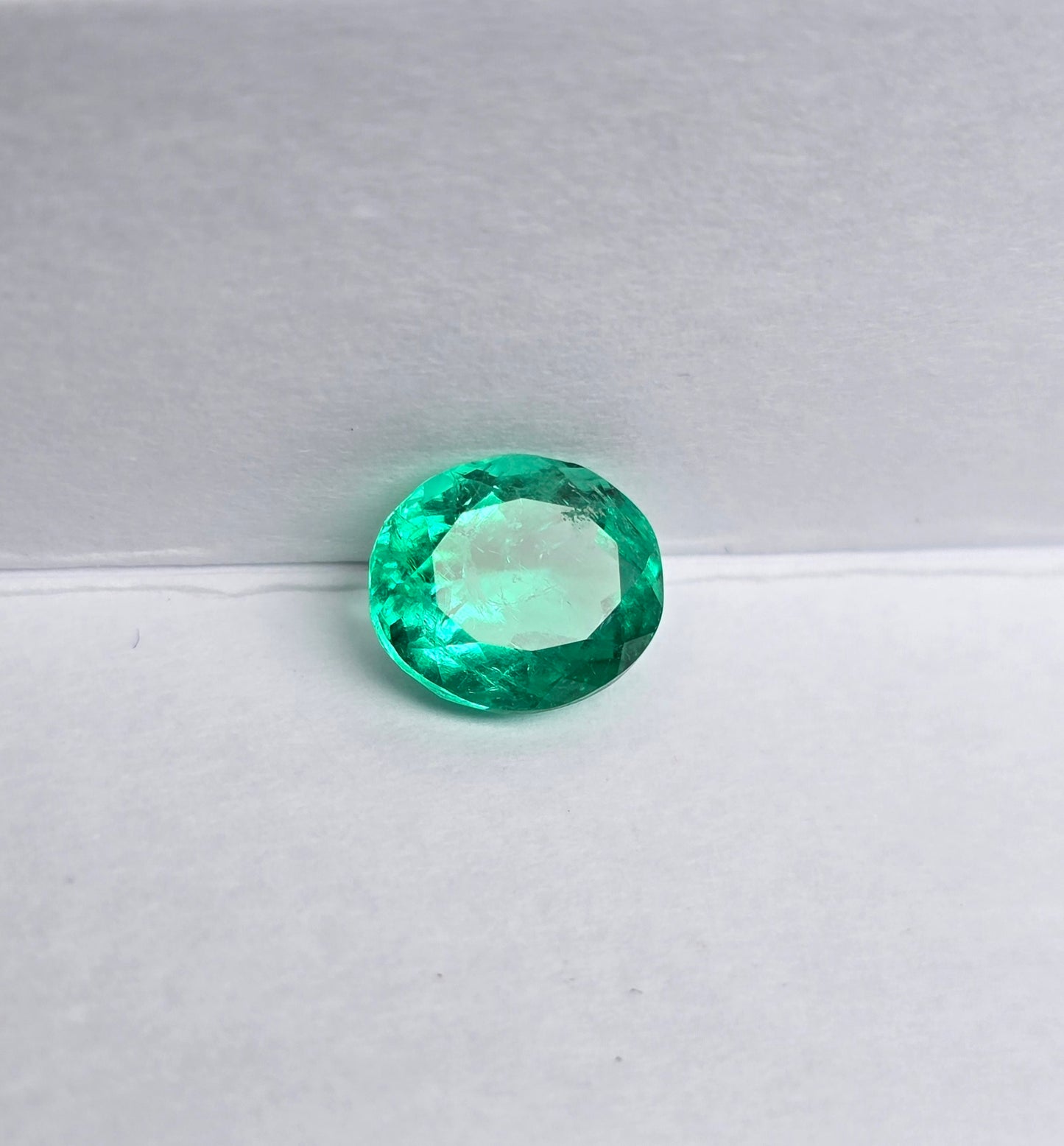 Emeraude colombienne ovale 1.52 carat