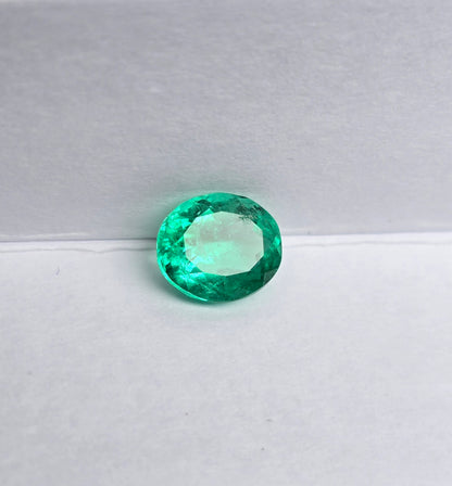 Emeraude colombienne ovale 1.52 carat