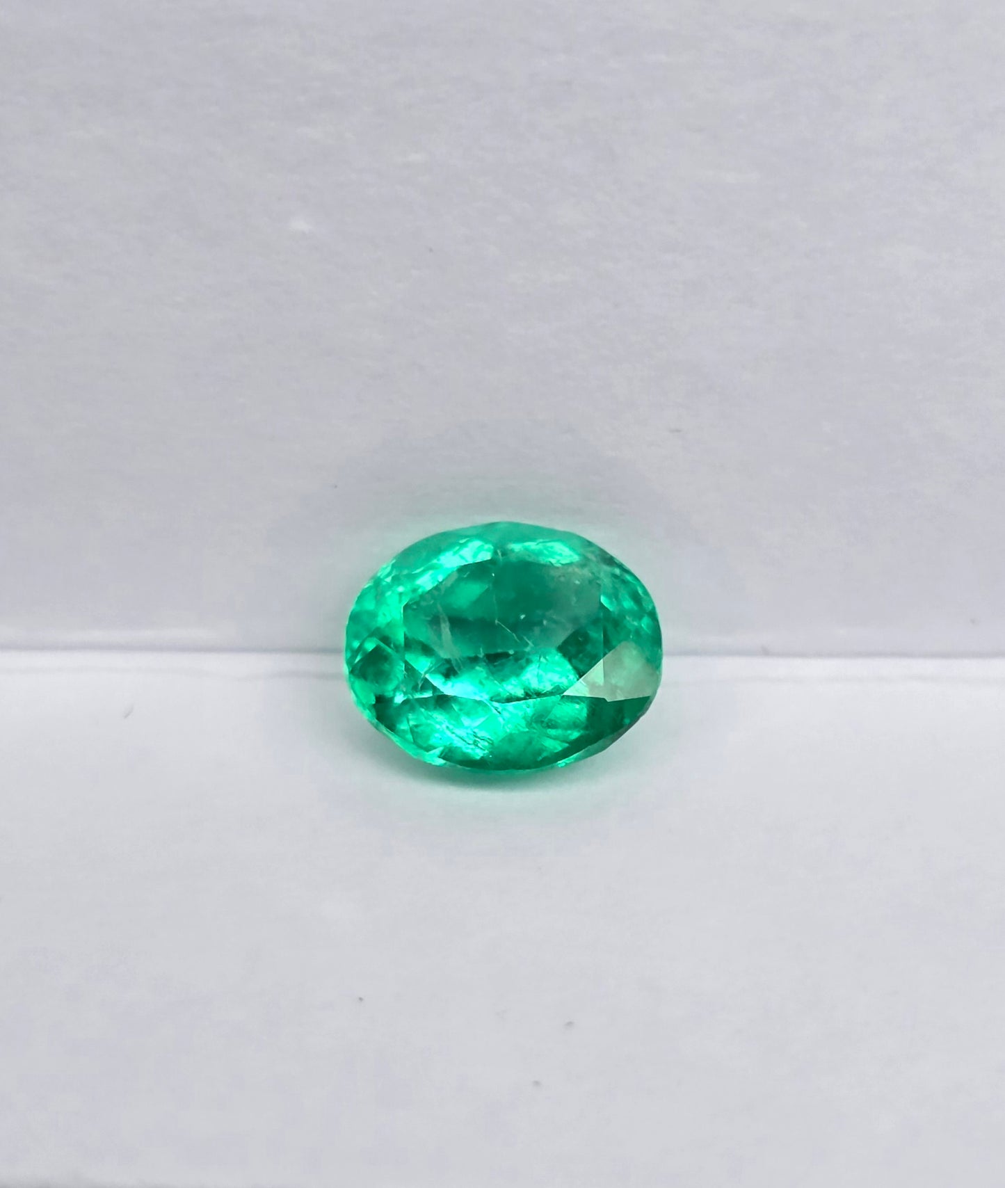 Emeraude colombienne ovale 1.52 carat