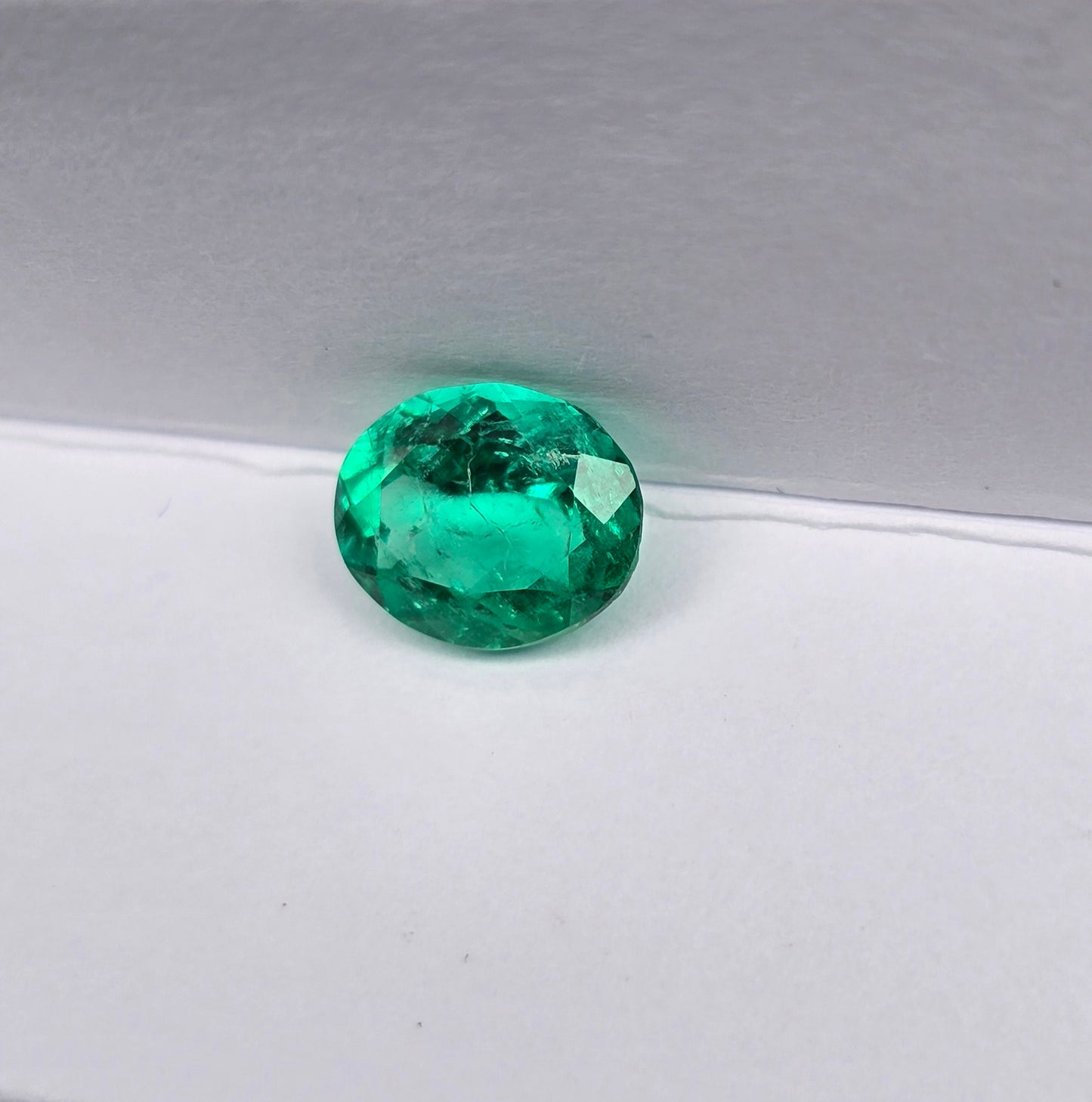Emeraude colombienne ovale 1.52 carat